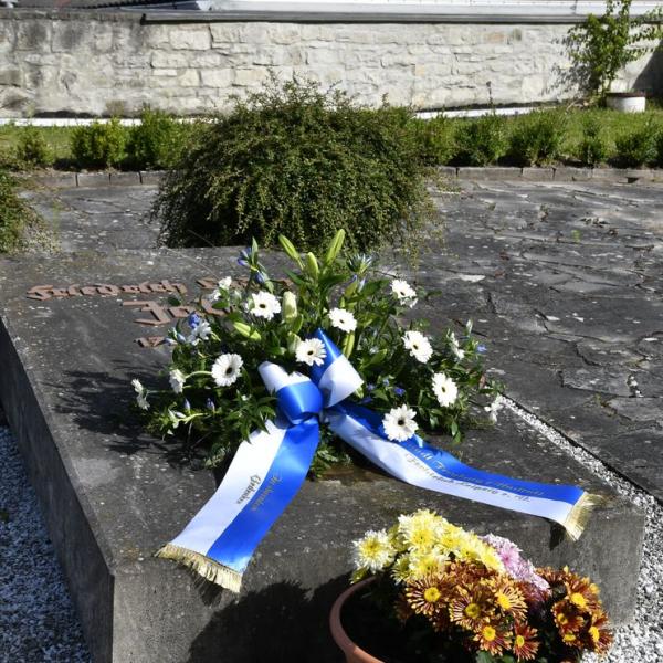 Ehrung Von Friedrich Ludwig Jahn Durch Den Jungsten Und Den Altesten Fechter Im Starterfeld Am Grab Und Im Museum 1