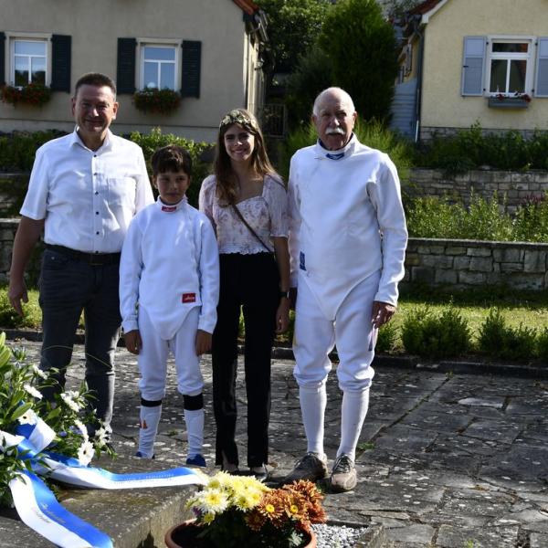 Ehrung Von Friedrich Ludwig Jahn Durch Den Jungsten Und Den Altesten Fechter Im Starterfeld Am Grab Und Im Museum 3