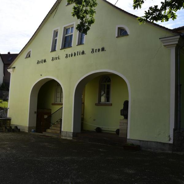 Ehrung Von Friedrich Ludwig Jahn Durch Den Jungsten Und Den Altesten Fechter Im Starterfeld Am Grab Und Im Museum 4