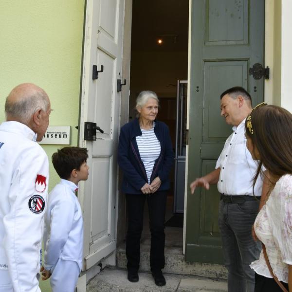 Ehrung Von Friedrich Ludwig Jahn Durch Den Jungsten Und Den Altesten Fechter Im Starterfeld Am Grab Und Im Museum 6