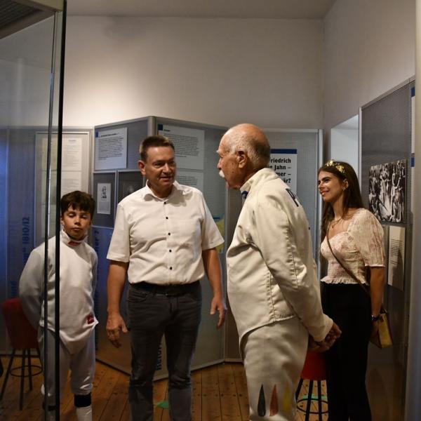 Ehrung Von Friedrich Ludwig Jahn Durch Den Jungsten Und Den Altesten Fechter Im Starterfeld Am Grab Und Im Museum 7