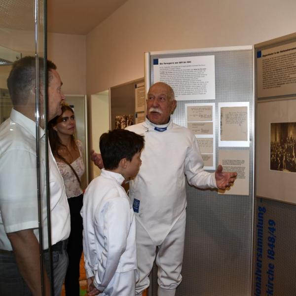 Ehrung Von Friedrich Ludwig Jahn Durch Den Jungsten Und Den Altesten Fechter Im Starterfeld Am Grab Und Im Museum 9