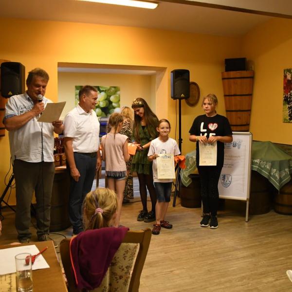 Siegerehrung Durch Den Freyburger Burgermeister Udo Manicke Und Die Freyburger Weinprinzessin Jennifer Jager 02 