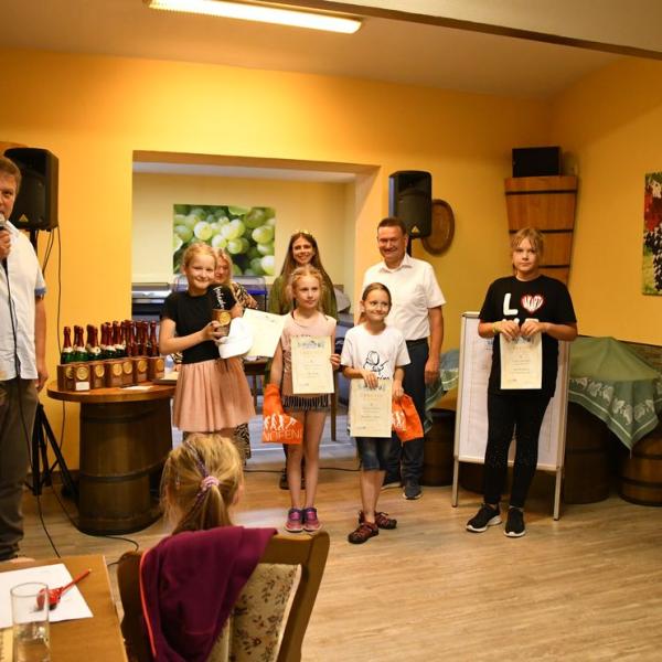 Siegerehrung Durch Den Freyburger Burgermeister Udo Manicke Und Die Freyburger Weinprinzessin Jennifer Jager 03 