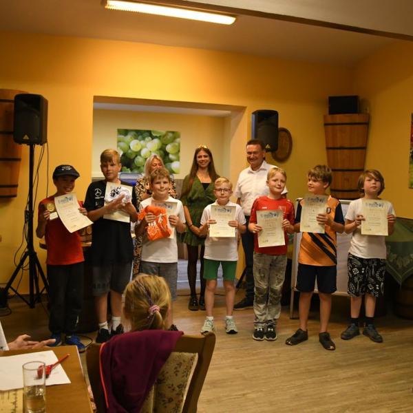 Siegerehrung Durch Den Freyburger Burgermeister Udo Manicke Und Die Freyburger Weinprinzessin Jennifer Jager 05 