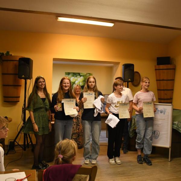 Siegerehrung Durch Den Freyburger Burgermeister Udo Manicke Und Die Freyburger Weinprinzessin Jennifer Jager 06 