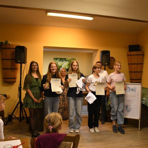 Siegerehrung Durch Den Freyburger Burgermeister Udo Manicke Und Die Freyburger Weinprinzessin Jennifer Jager 07 