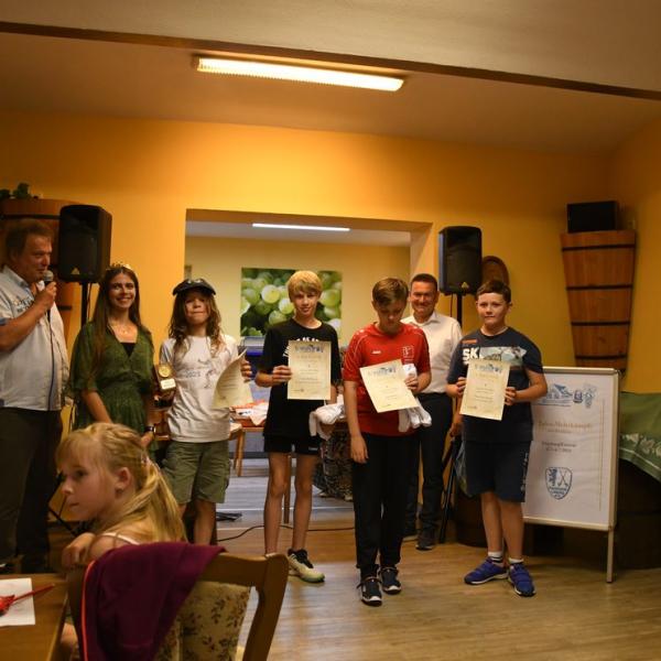 Siegerehrung Durch Den Freyburger Burgermeister Udo Manicke Und Die Freyburger Weinprinzessin Jennifer Jager 09 