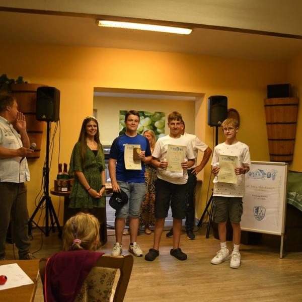 Siegerehrung Durch Den Freyburger Burgermeister Udo Manicke Und Die Freyburger Weinprinzessin Jennifer Jager 11 