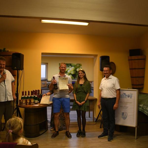 Siegerehrung Durch Den Freyburger Burgermeister Udo Manicke Und Die Freyburger Weinprinzessin Jennifer Jager 24 