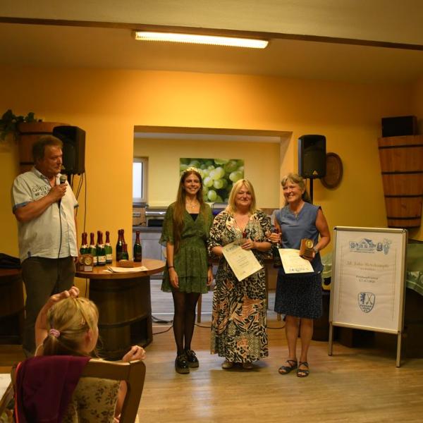 Siegerehrung Durch Den Freyburger Burgermeister Udo Manicke Und Die Freyburger Weinprinzessin Jennifer Jager 30 